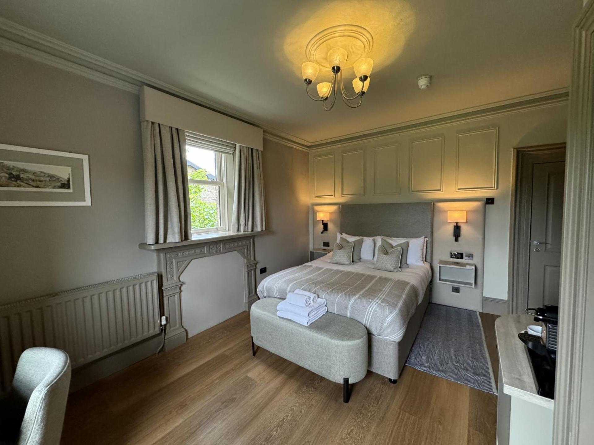 Falls & Restaurant Hotel